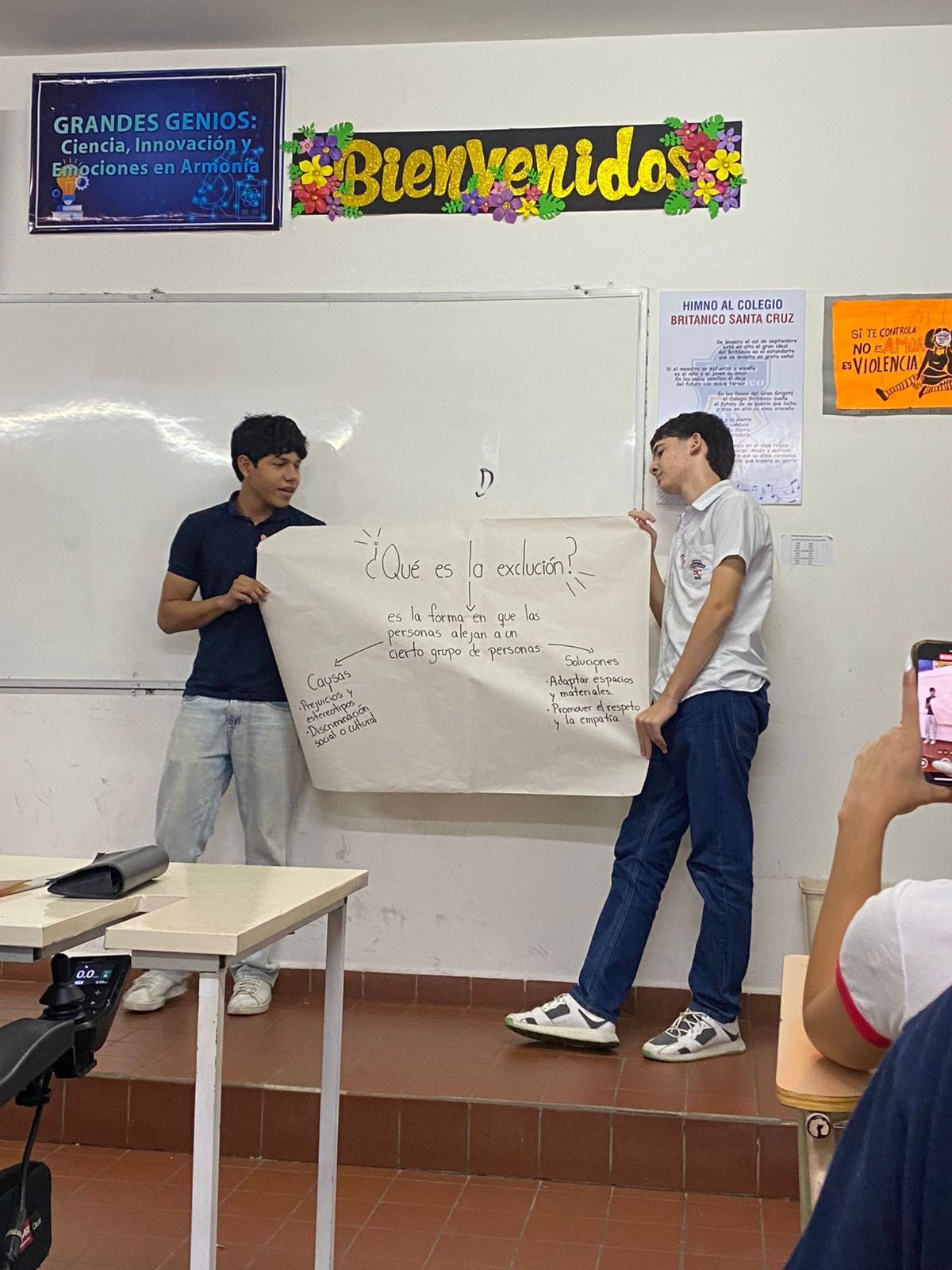 Estudiantes hicieron su papelógrafo.