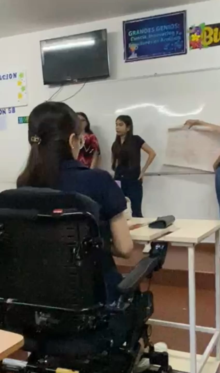 Persona en silla de ruedas conmovida por la disertación.